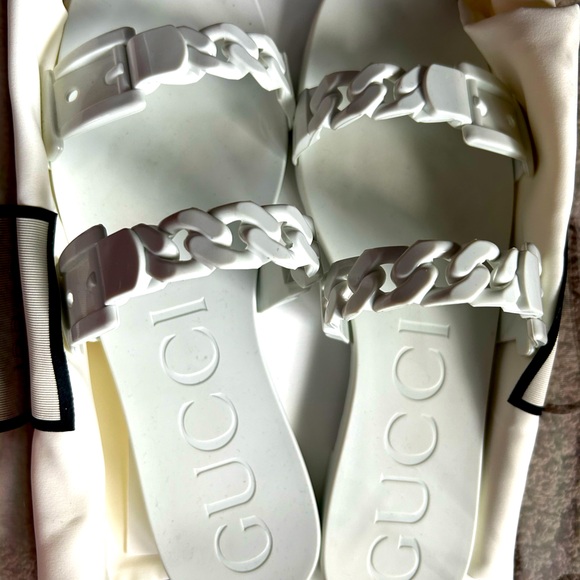 Gucci Rubber Slides chain link dust bag included worn twice stored acrylic case - Picture 8 of 9